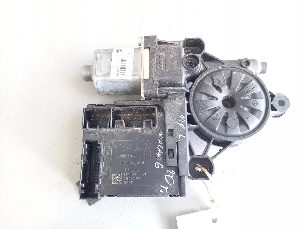 Моторче стъкло предно ляво Фолксваген Пасат Б6 