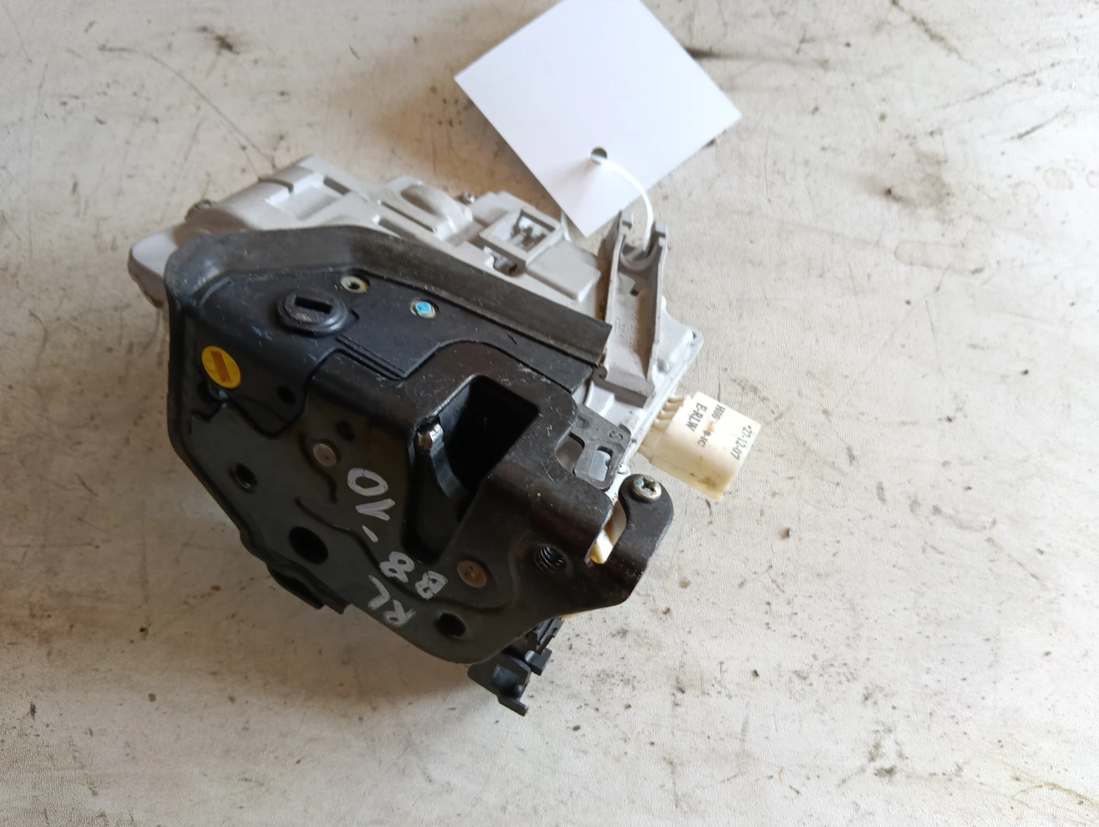 брава (задна лява) 8K0839015 Audi A4