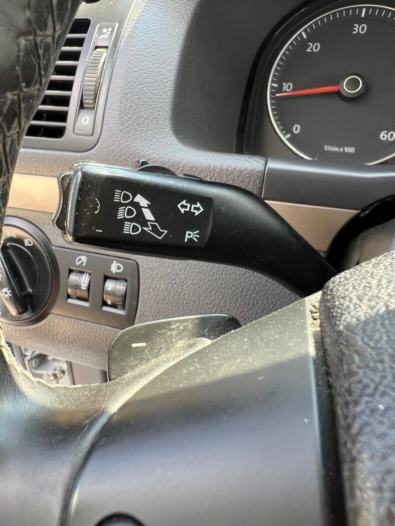 VW Touran HIGHLINE 1.9TDI-105 DSG, снимка 15 - Автомобили и джипове - 51406720