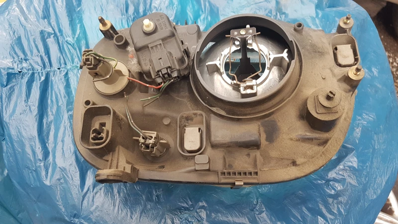 Nissan Micra 1.0I десен фар, снимка 2 - Автомобили и джипове - 52007827