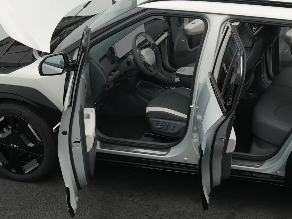 Kia EV3 Gt-Line 81.4kWh DISTR 360* HUD B/S Winter Package+, снимка 11 - Автомобили и джипове - 54358971