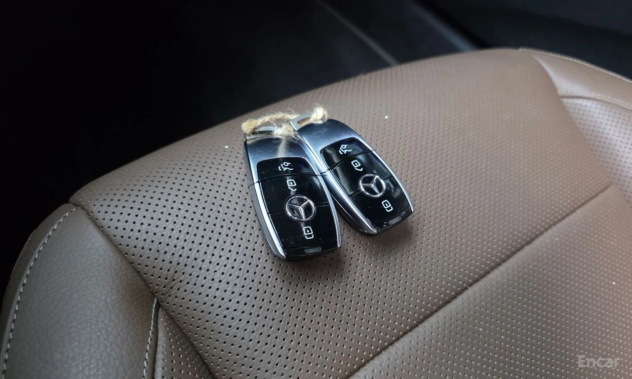 Mercedes-Benz E 300 BURMESTER* ДИГИТАЛНО* ТАБЛО* ОБДУХВАНЕ* ДИСТРОНИК*, снимка 15 - Автомобили и джипове - 56193296