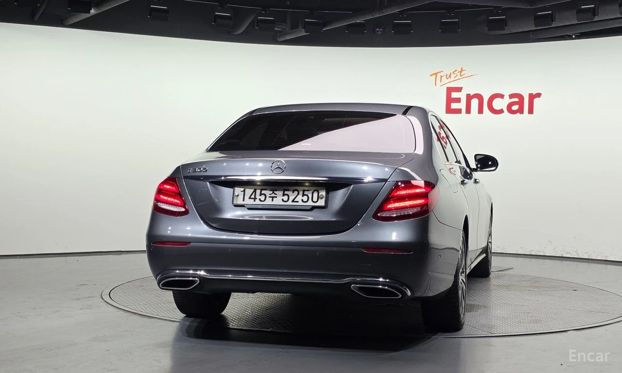 Mercedes-Benz E 300 BURMESTER* ДИГИТАЛНО* ТАБЛО* ОБДУХВАНЕ* ДИСТРОНИК*, снимка 4 - Автомобили и джипове - 56193296