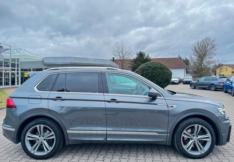 VW Tiguan 2xR-Line / 4-Motion / NEW MEDIA / PANORAMA, снимка 3 - Автомобили и джипове - 49298559