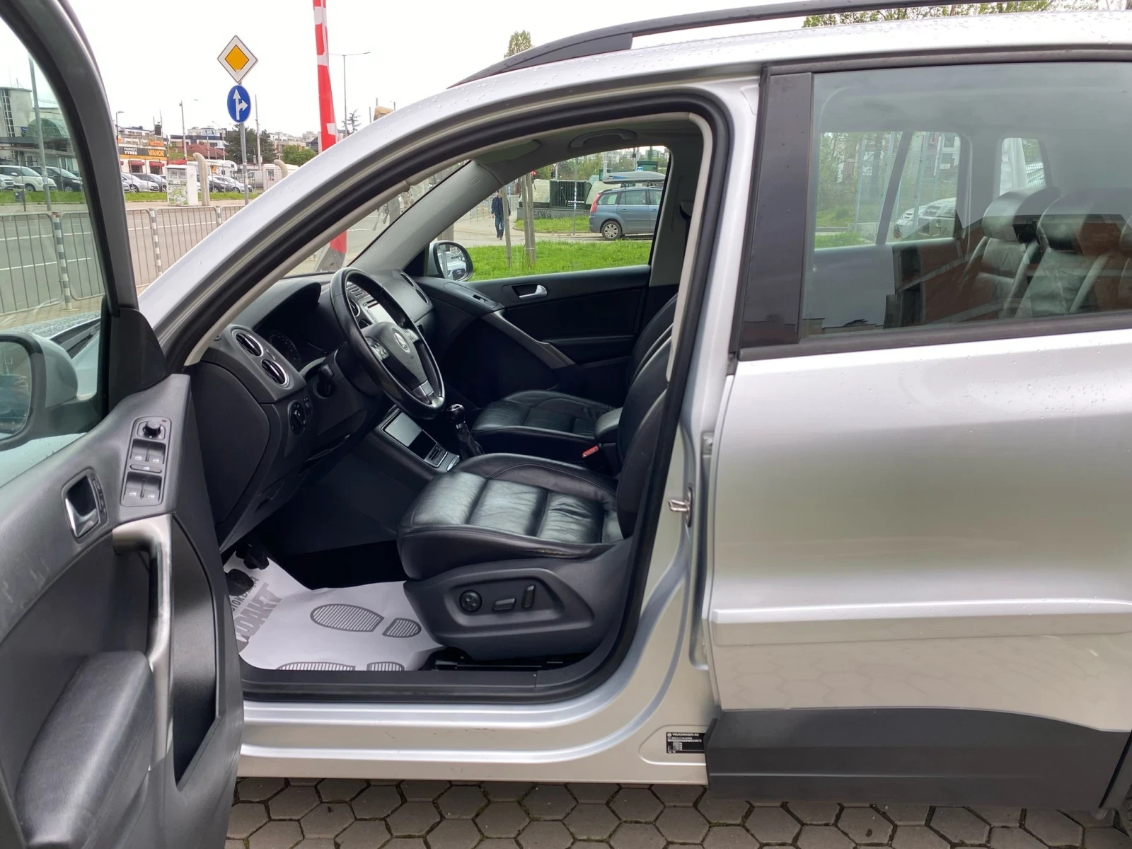 VW Tiguan 2.0TDi/4х4/РЕАЛНИ КМ ! ! !  - изображение 8