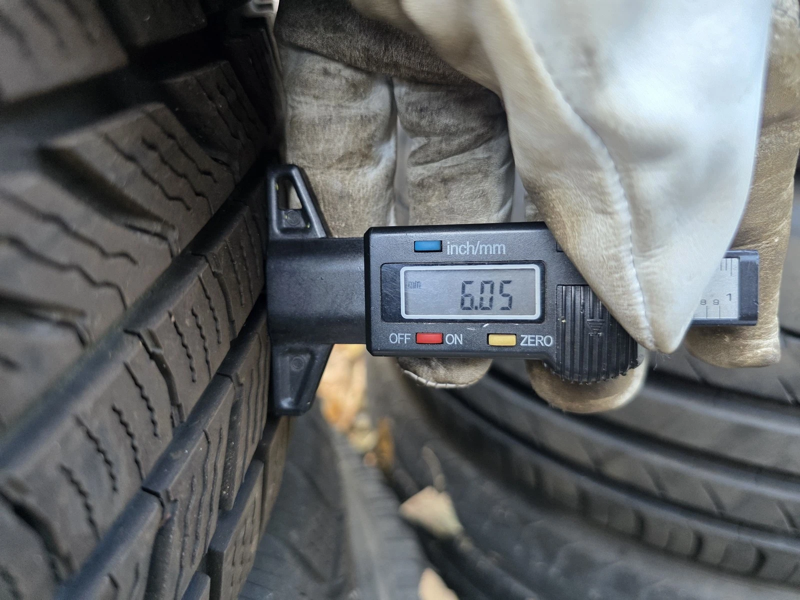 Гуми Зимни 215/65R16, снимка 5 - Гуми и джанти - 56725828