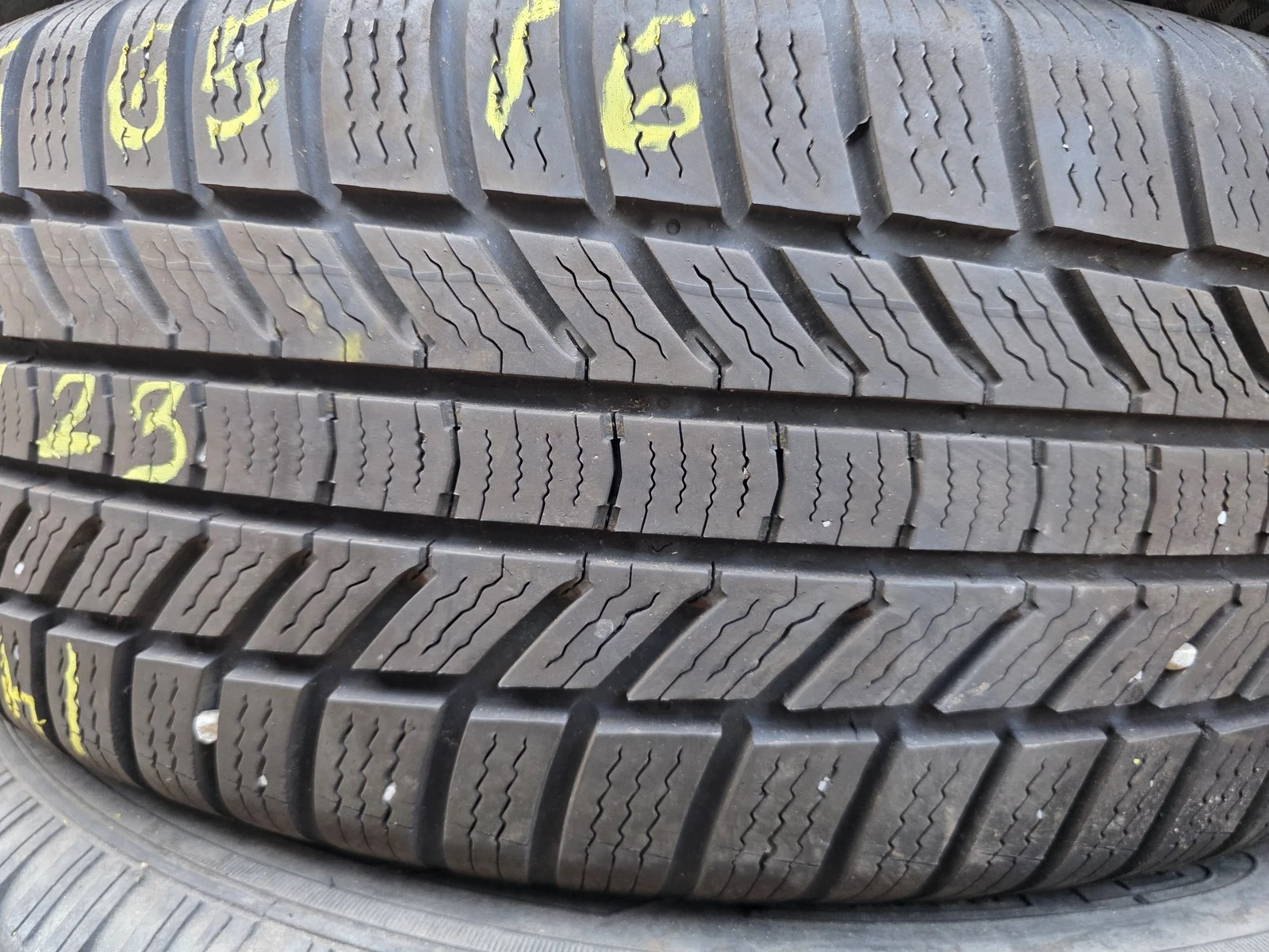 Гуми Зимни 215/65R16, снимка 2 - Гуми и джанти - 56725828