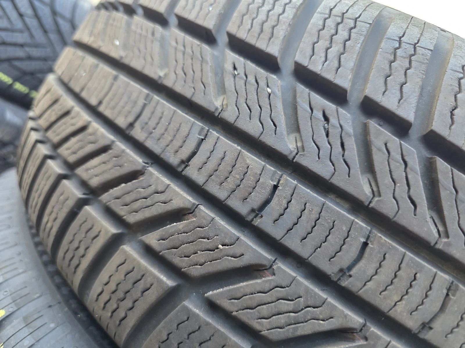 Гуми Зимни 215/65R16, снимка 3 - Гуми и джанти - 56725828