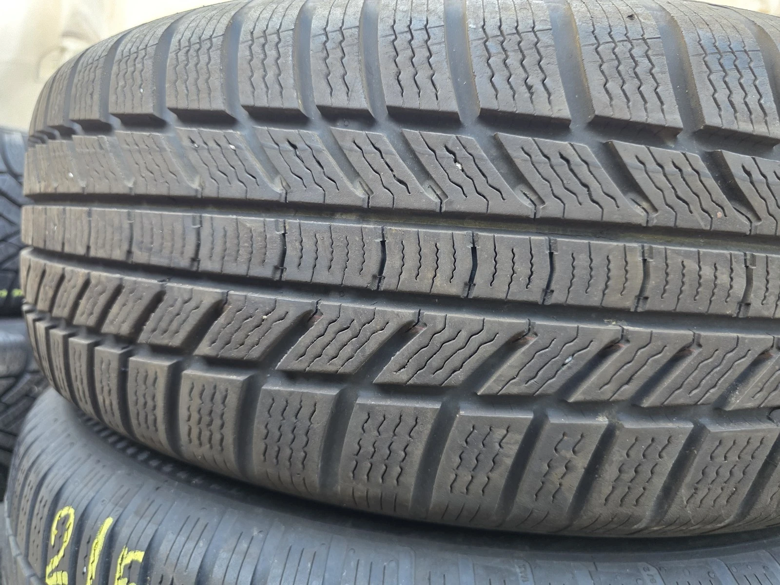 Гуми Зимни 215/65R16