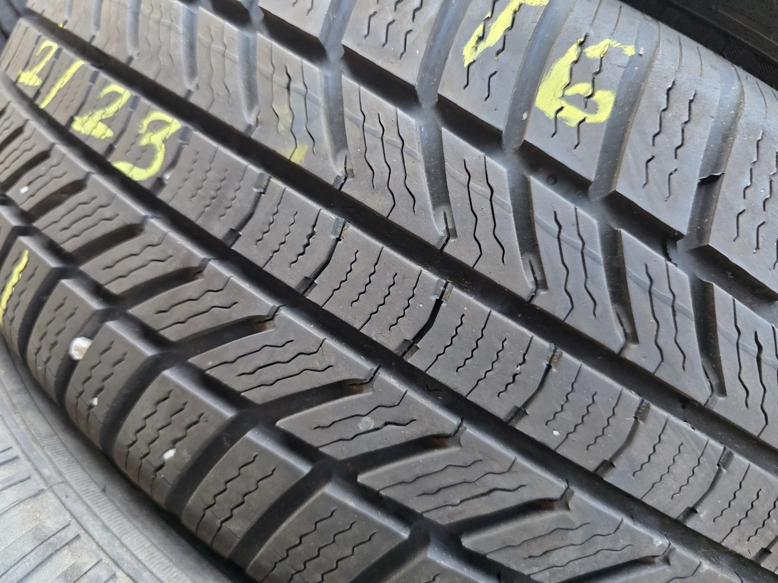 Гуми Зимни 215/65R16, снимка 4 - Гуми и джанти - 56725828