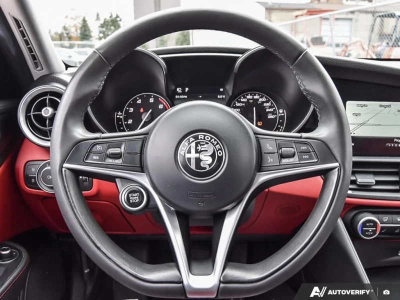 Alfa Romeo Giulia * 4dr Sdn AWD * CARFAX * ЦЕНА ДО БГ, снимка 13 - Автомобили и джипове - 52870476