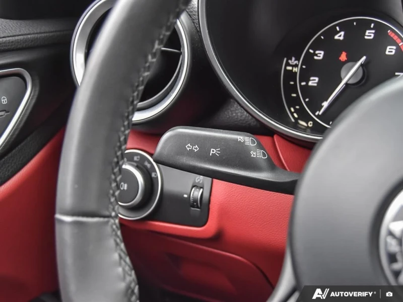 Alfa Romeo Giulia * 4dr Sdn AWD * CARFAX * ЦЕНА ДО БГ, снимка 15 - Автомобили и джипове - 52870476