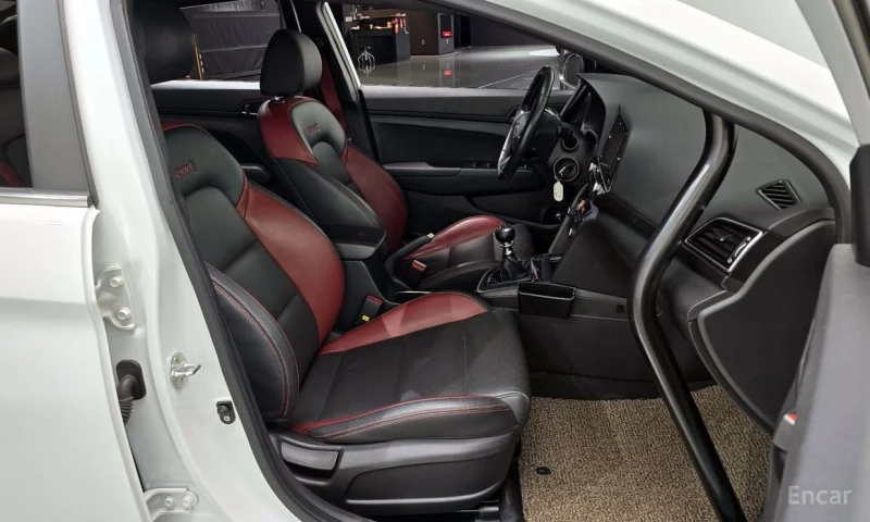 Hyundai Elantra, снимка 12 - Автомобили и джипове - 53043516