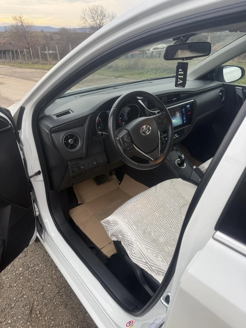 Toyota Auris, снимка 12 - Автомобили и джипове - 53260778