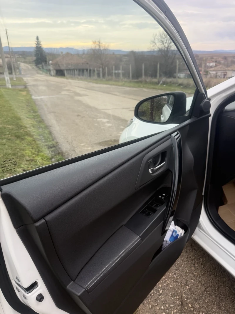 Toyota Auris, снимка 11 - Автомобили и джипове - 53260778