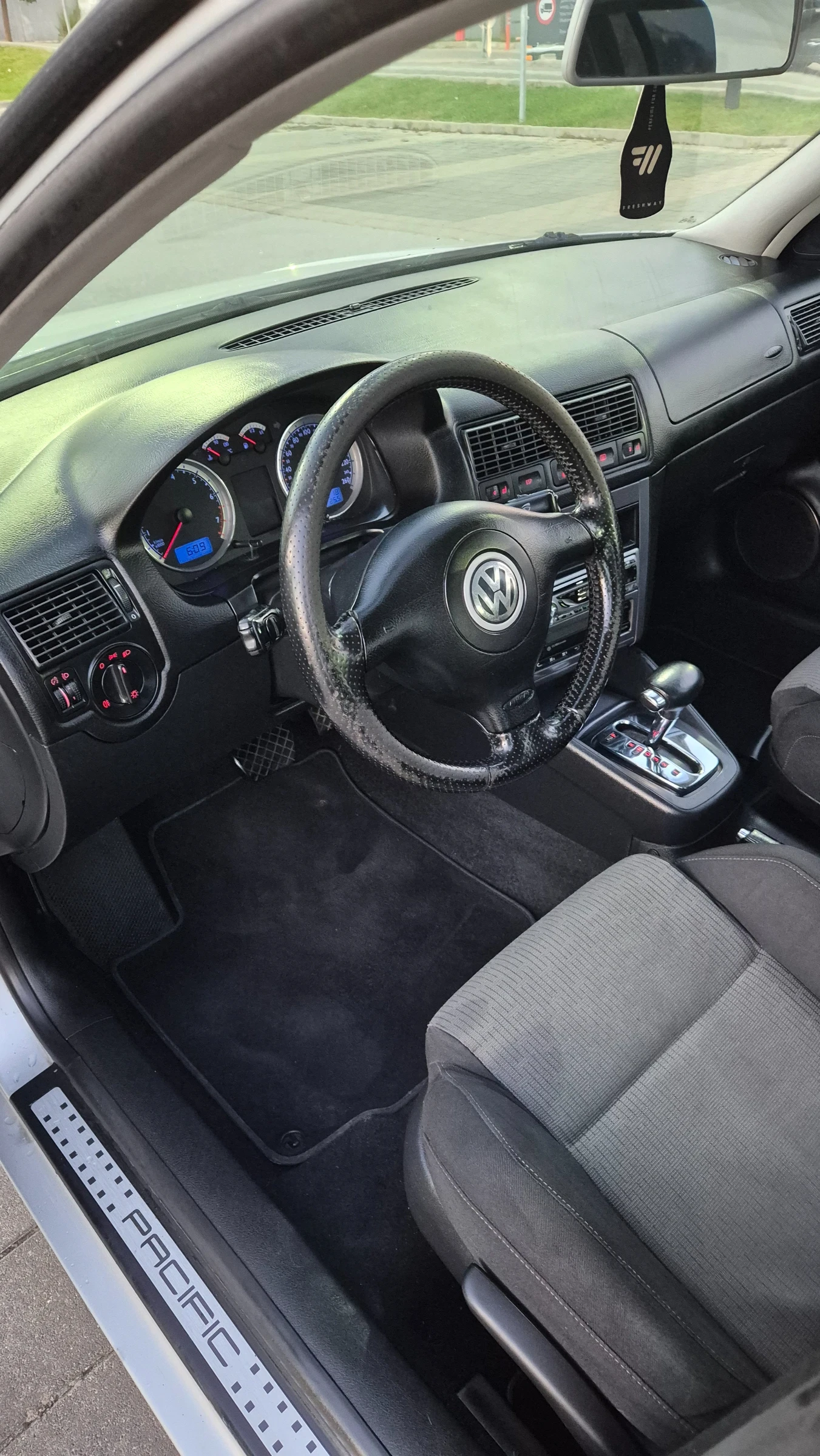 VW Golf 1.6i 101k. Автоматик, снимка 5 - Автомобили и джипове - 56155084