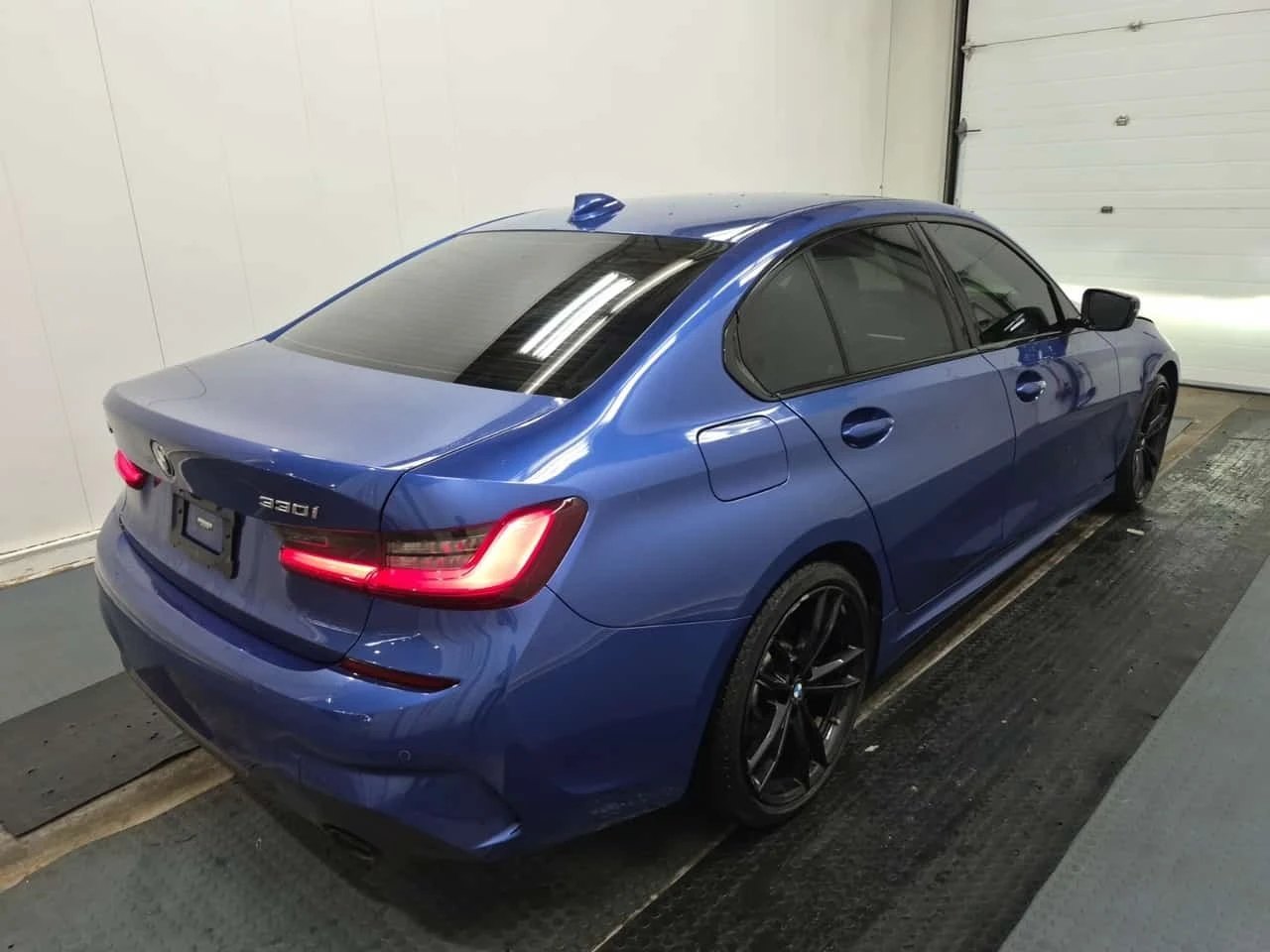 BMW 330 М ПАКЕТ/Xdrive/ЧЕРВЕН САЛОН/ПОДГРЕВ/ПАНОРАМА, снимка 2 - Автомобили и джипове - 56300243