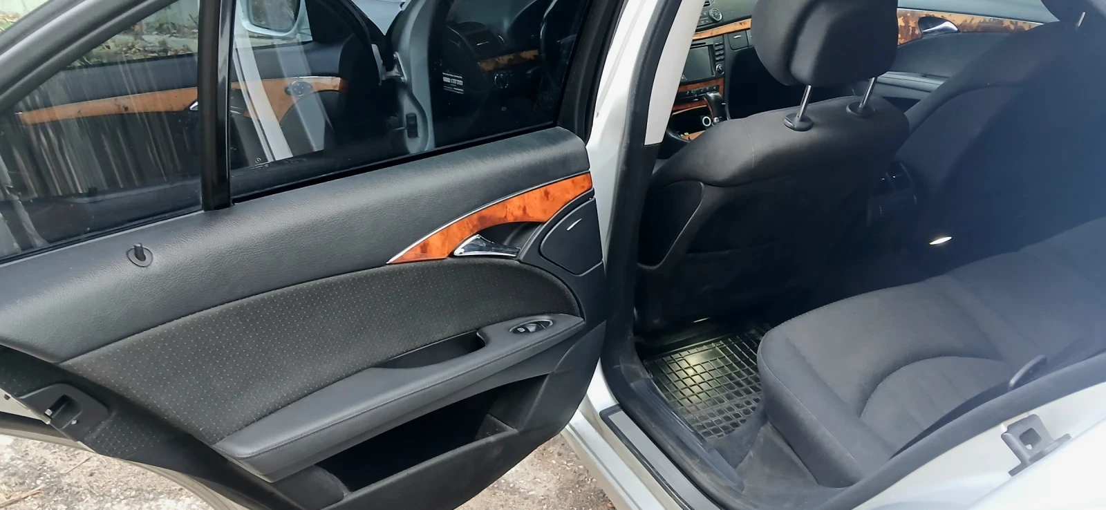 Mercedes-Benz E 200, снимка 8 - Автомобили и джипове - 56589120
