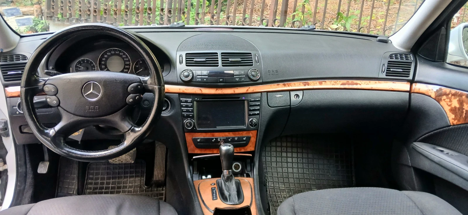 Mercedes-Benz E 200, снимка 9 - Автомобили и джипове - 56589120