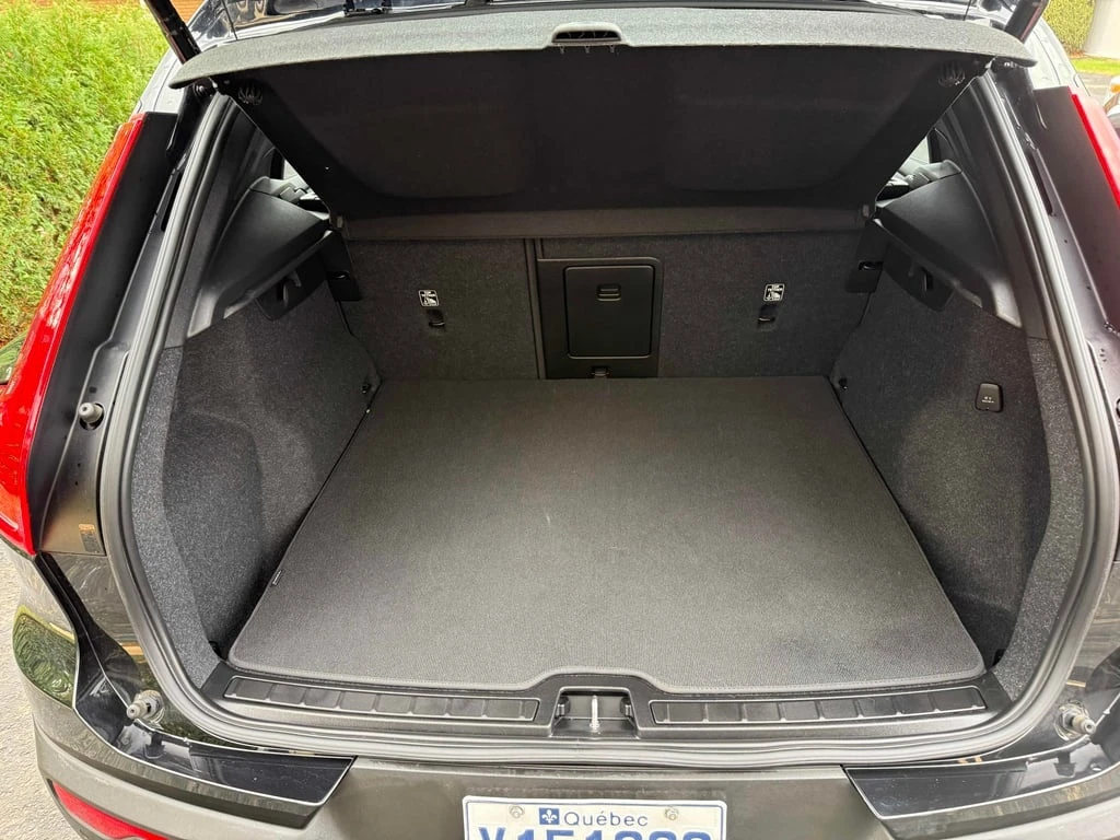 Volvo XC40 * R Design * CARFAX *    | Mobile.bg   16