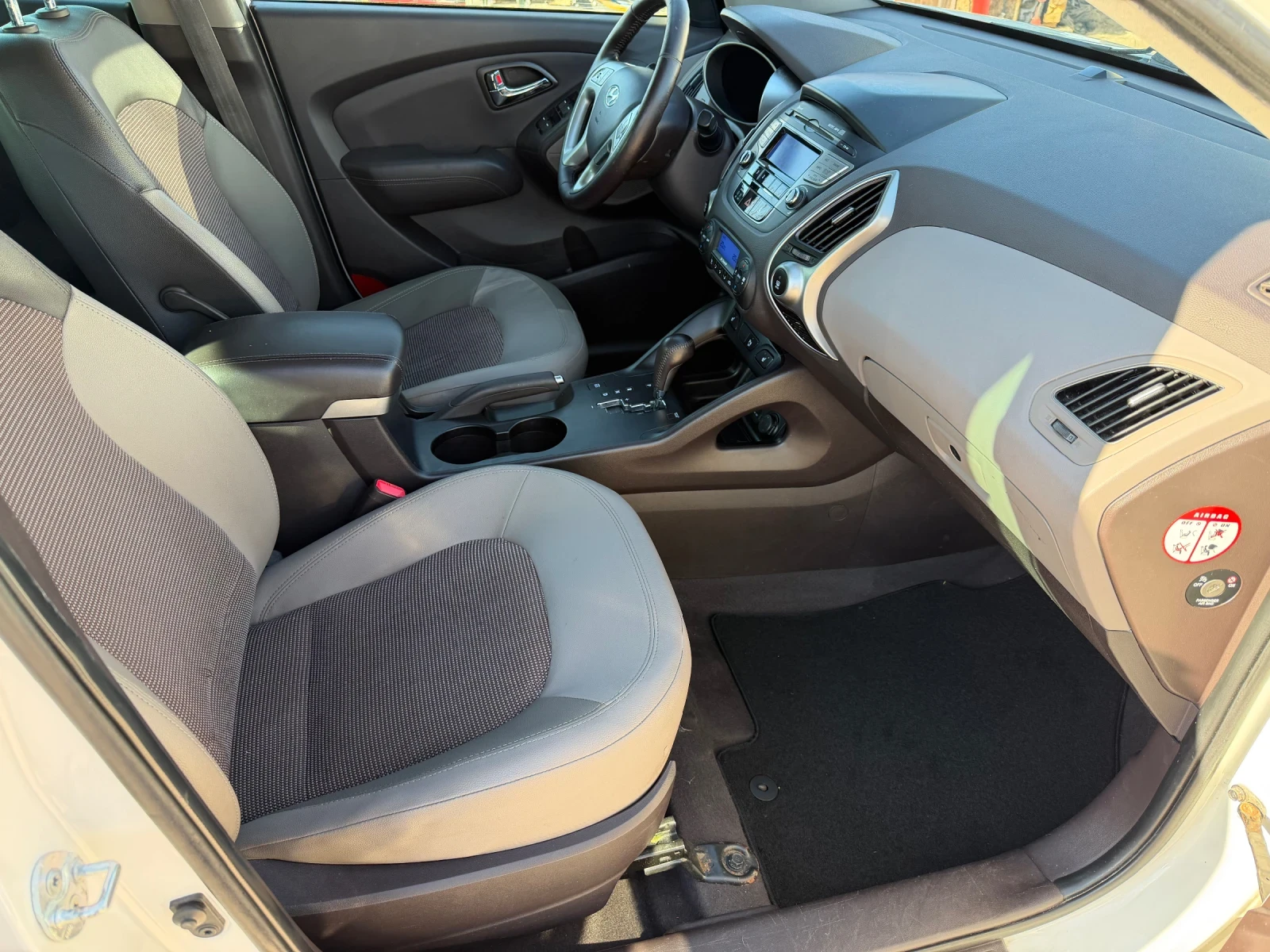 Hyundai IX35 2.0crdi Автоматик!!! 4х4!!! Keyless Go!!!, снимка 10 - Автомобили и джипове - 53866316