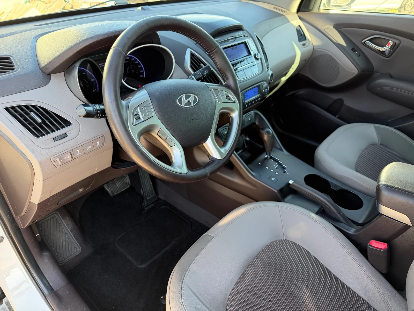 Hyundai IX35 2.0crdi Автоматик!!! 4х4!!! Keyless Go!!!, снимка 11 - Автомобили и джипове - 53866316