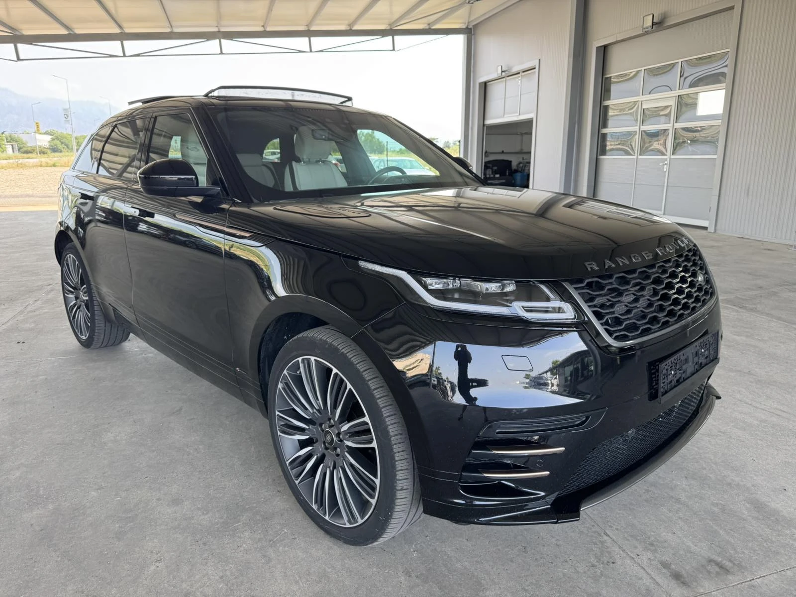 Land Rover Range Rover Velar 2.0d* 240ps* 4x4* 150хл.км* R-Dynamic* КОЖА* ПАНО, снимка 4 - Автомобили и джипове - 54747889