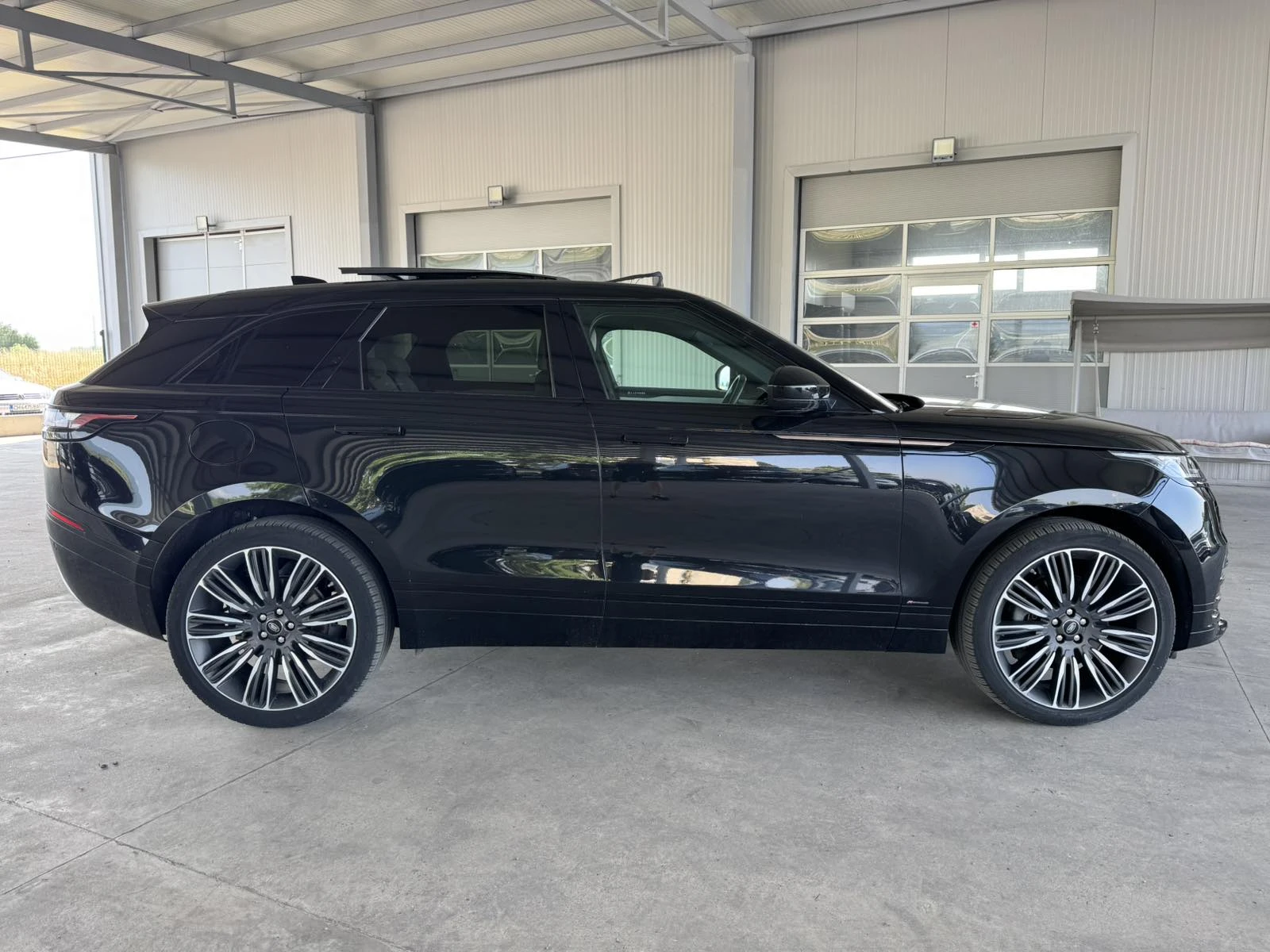 Land Rover Range Rover Velar 2.0d* 240ps* 4x4* 150хл.км* R-Dynamic* КОЖА* ПАНО, снимка 3 - Автомобили и джипове - 54747889