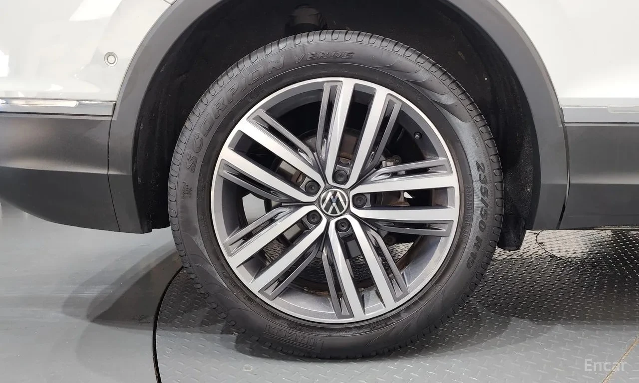 VW Tiguan 2.0 TSI Prestige| ОБДУХ| HUD| 360| PANO| , снимка 5 - Автомобили и джипове - 56107037