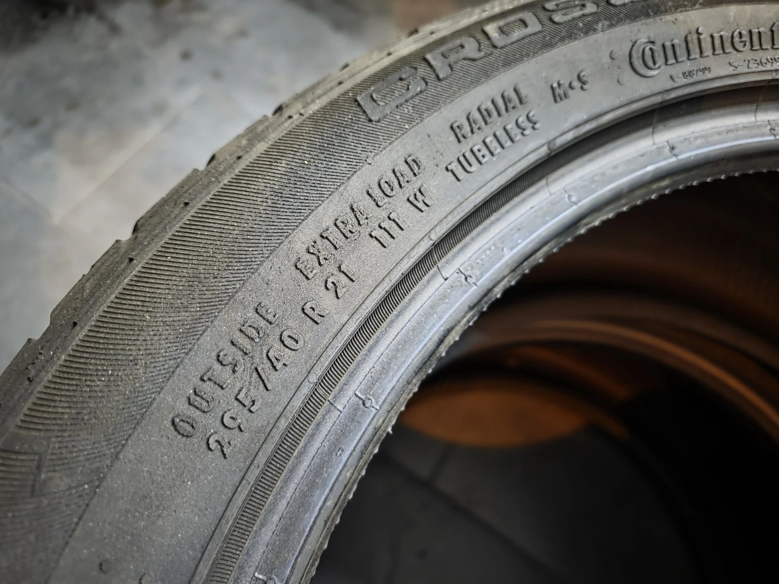 Гуми Летни 295/40R21, снимка 5 - Гуми и джанти - 56663214