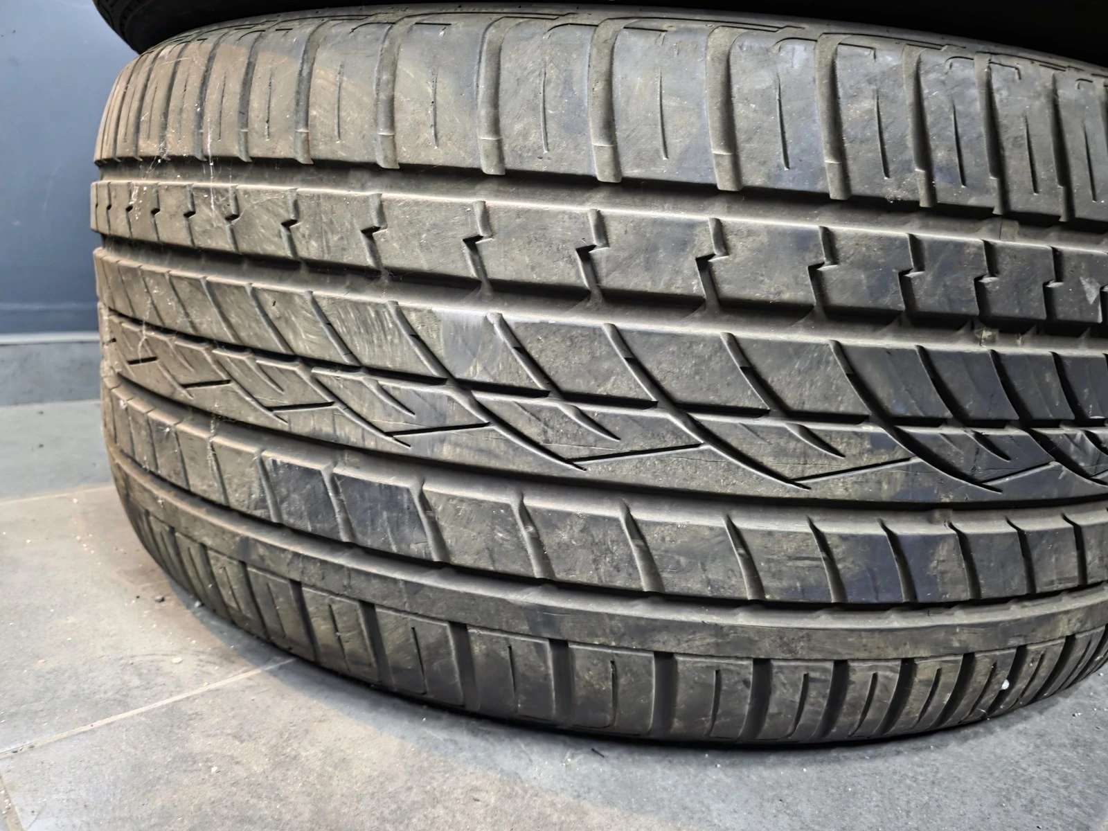 Гуми Летни 295/40R21, снимка 2 - Гуми и джанти - 56663214