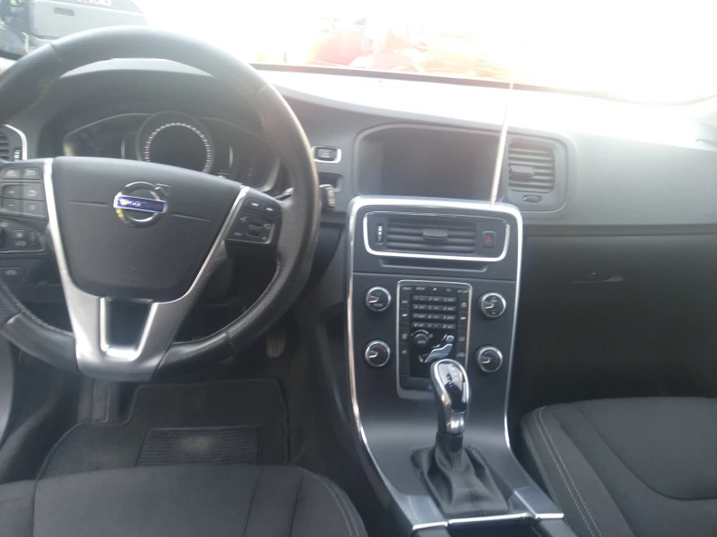 Volvo V60 2.0D, снимка 8 - Автомобили и джипове - 51336568