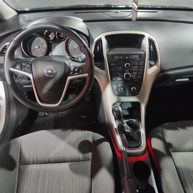 Opel Astra 1.3 CDTI, снимка 6 - Автомобили и джипове - 51737577