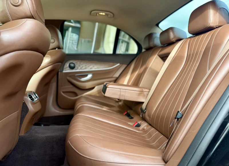 Mercedes-Benz E 220 AMG* 9G-Tronic* 4Matic* MultiBeam* CarPlay* Лизинг, снимка 14 - Автомобили и джипове - 53024903