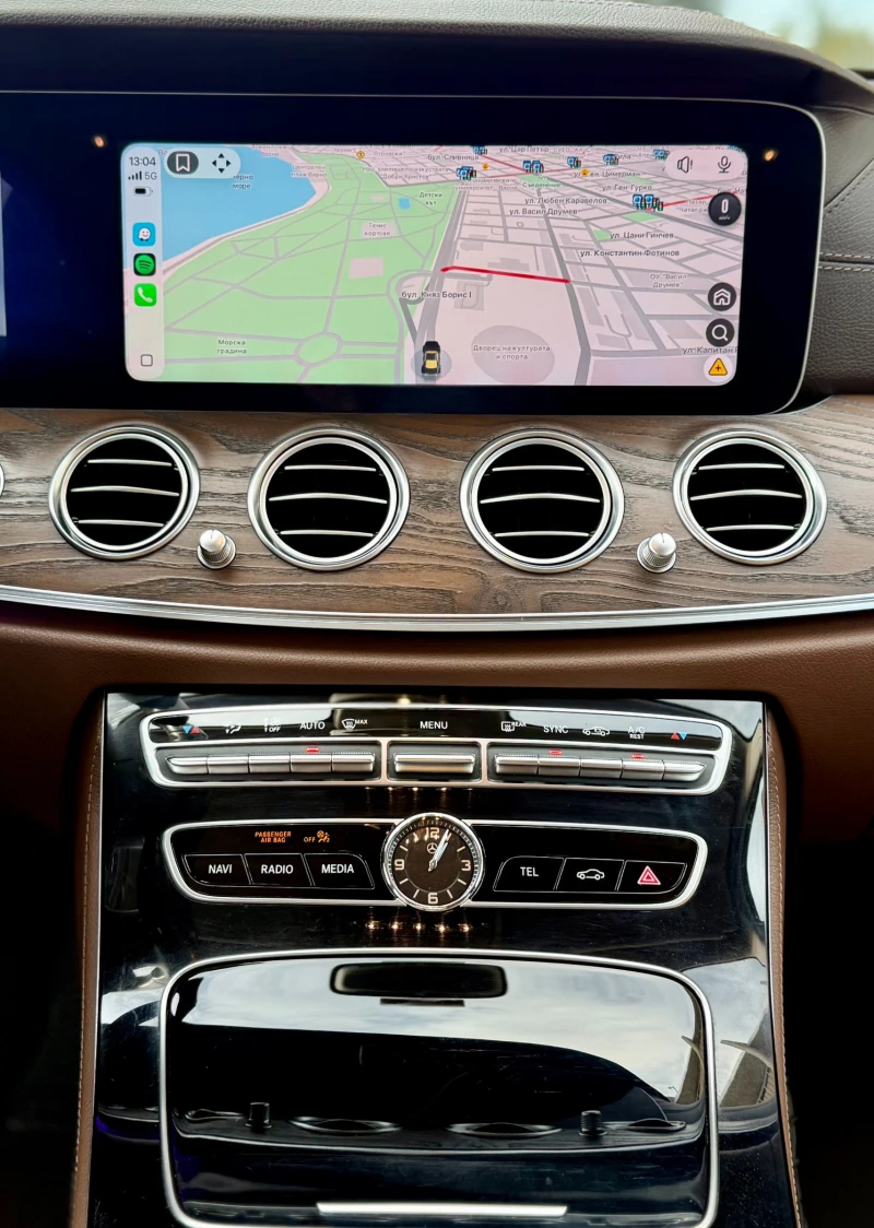 Mercedes-Benz E 220 AMG* 9G-Tronic* 4Matic* MultiBeam* CarPlay* Лизинг, снимка 13 - Автомобили и джипове - 53024903