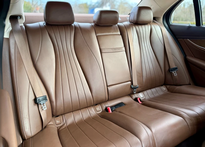 Mercedes-Benz E 220 AMG* 9G-Tronic* 4Matic* MultiBeam* CarPlay* Лизинг, снимка 15 - Автомобили и джипове - 53024903
