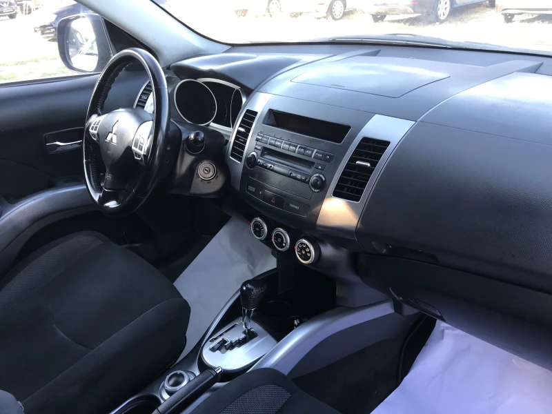 Mitsubishi Outlander 2.4i-AUTOM.4x4, снимка 11 - Автомобили и джипове - 47012465