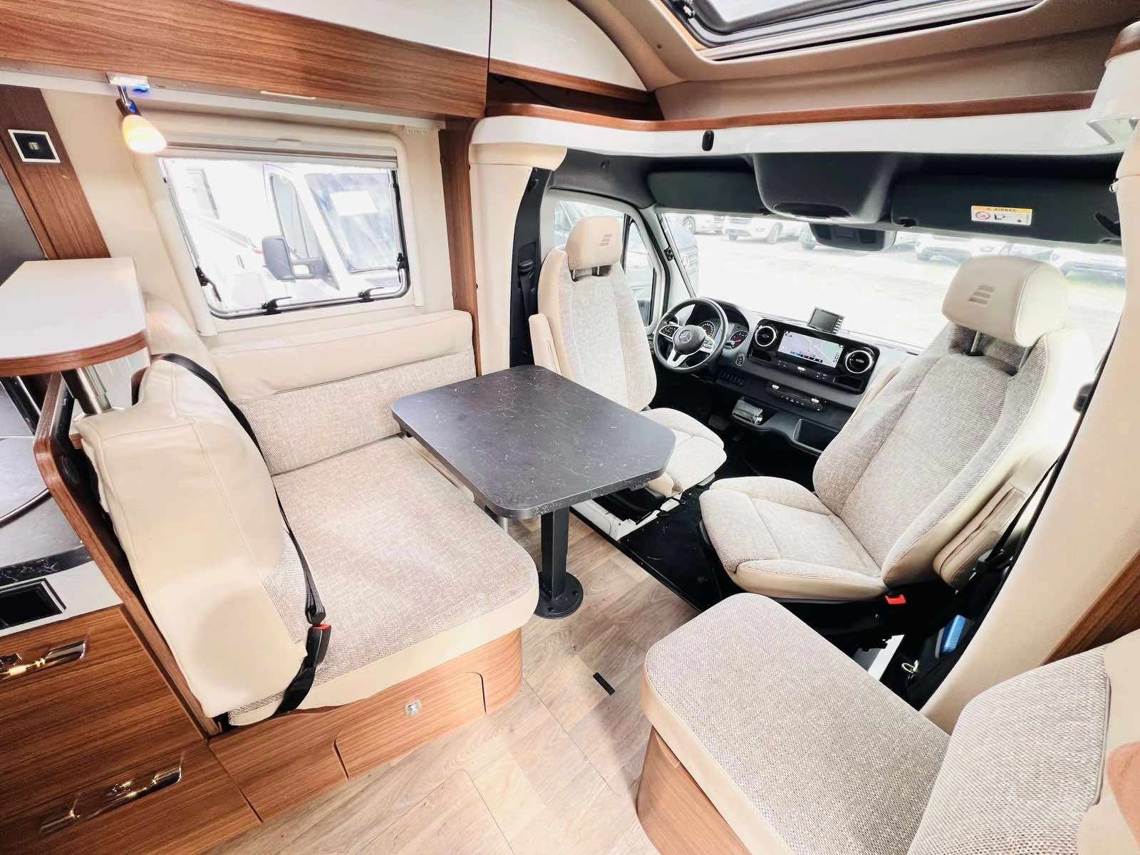 Кемпер HYMER / ERIBA B MC 680 КЛИМАТИК, СОЛАР , ХОДРАВЛИКА, снимка 8 - Каравани и кемпери - 54798586