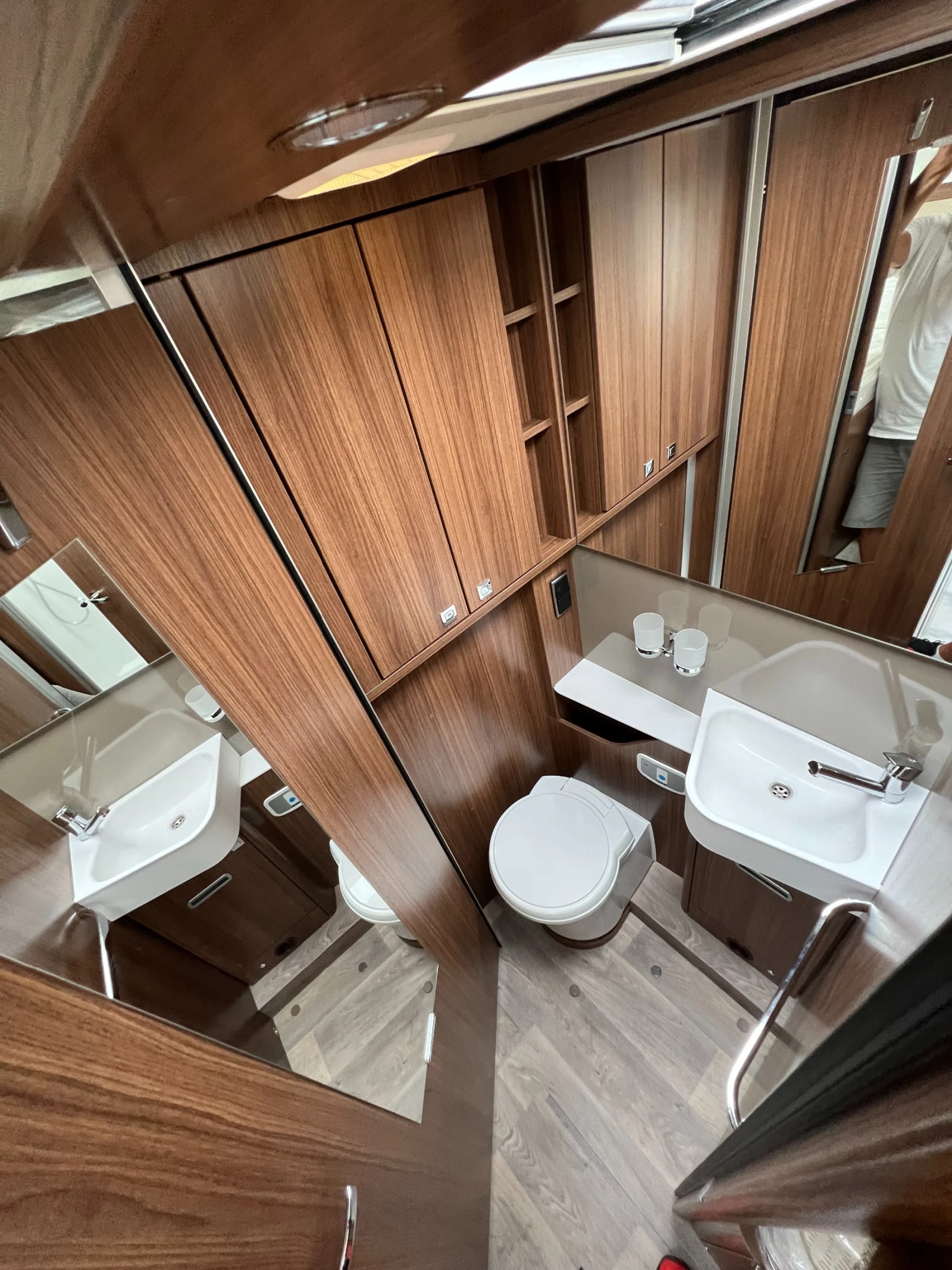 Кемпер HYMER / ERIBA B MC 680 КЛИМАТИК, СОЛАР , ХОДРАВЛИКА, снимка 13 - Каравани и кемпери - 54798586