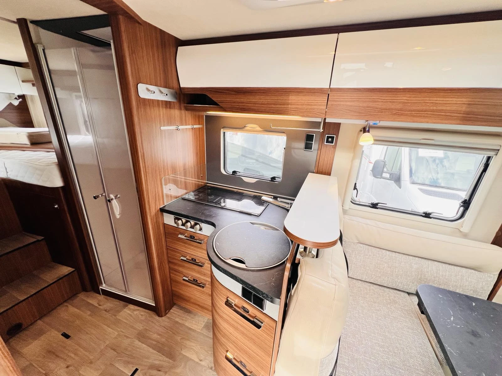 Кемпер HYMER / ERIBA B MC 680 КЛИМАТИК, СОЛАР , ХОДРАВЛИКА, снимка 9 - Каравани и кемпери - 54798586