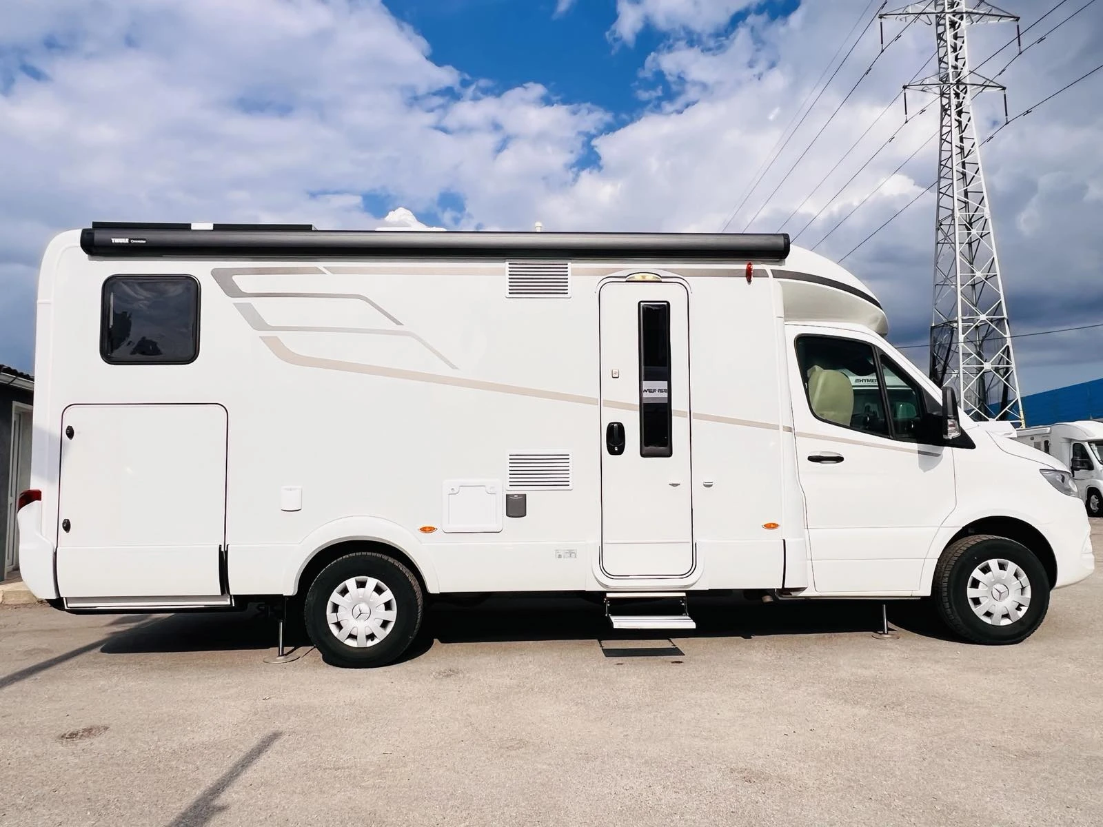 Кемпер HYMER / ERIBA B MC 680 КЛИМАТИК, СОЛАР , ХОДРАВЛИКА, снимка 4 - Каравани и кемпери - 54798586