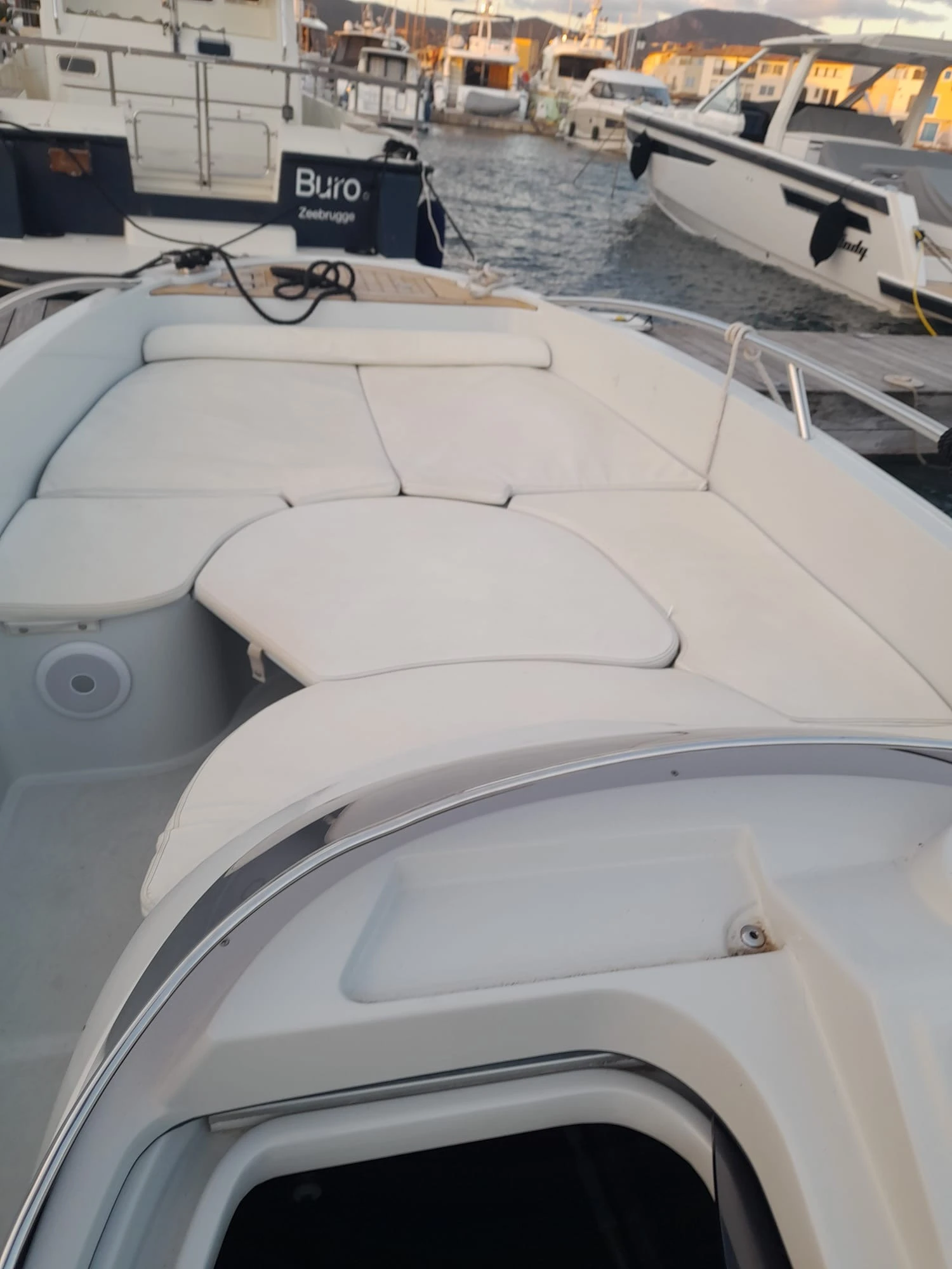 Моторна яхта Cobia Clear Libra Open 750 - изображение 4