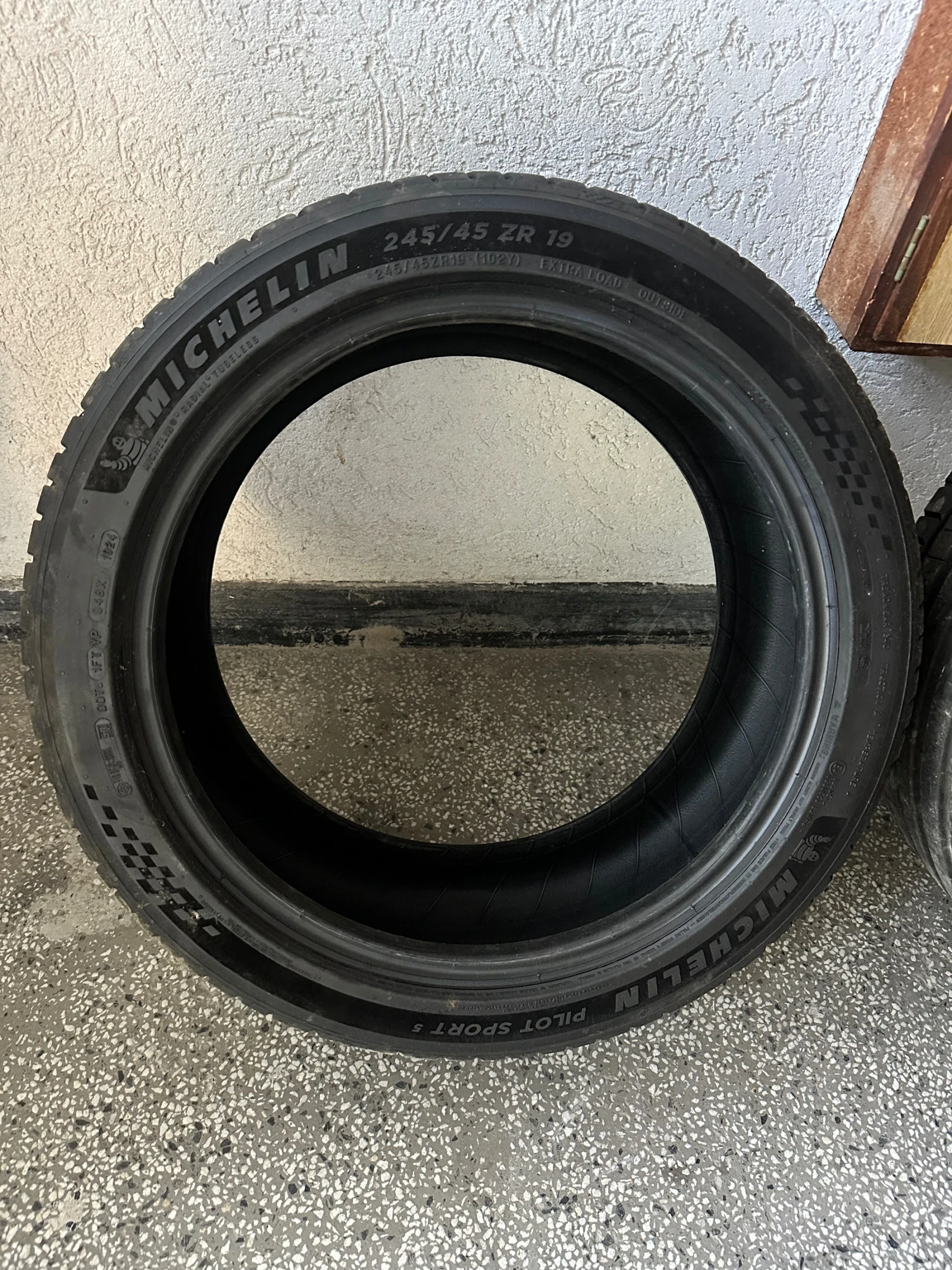 Гуми Летни 245/45R19, снимка 2 - Гуми и джанти - 55239638