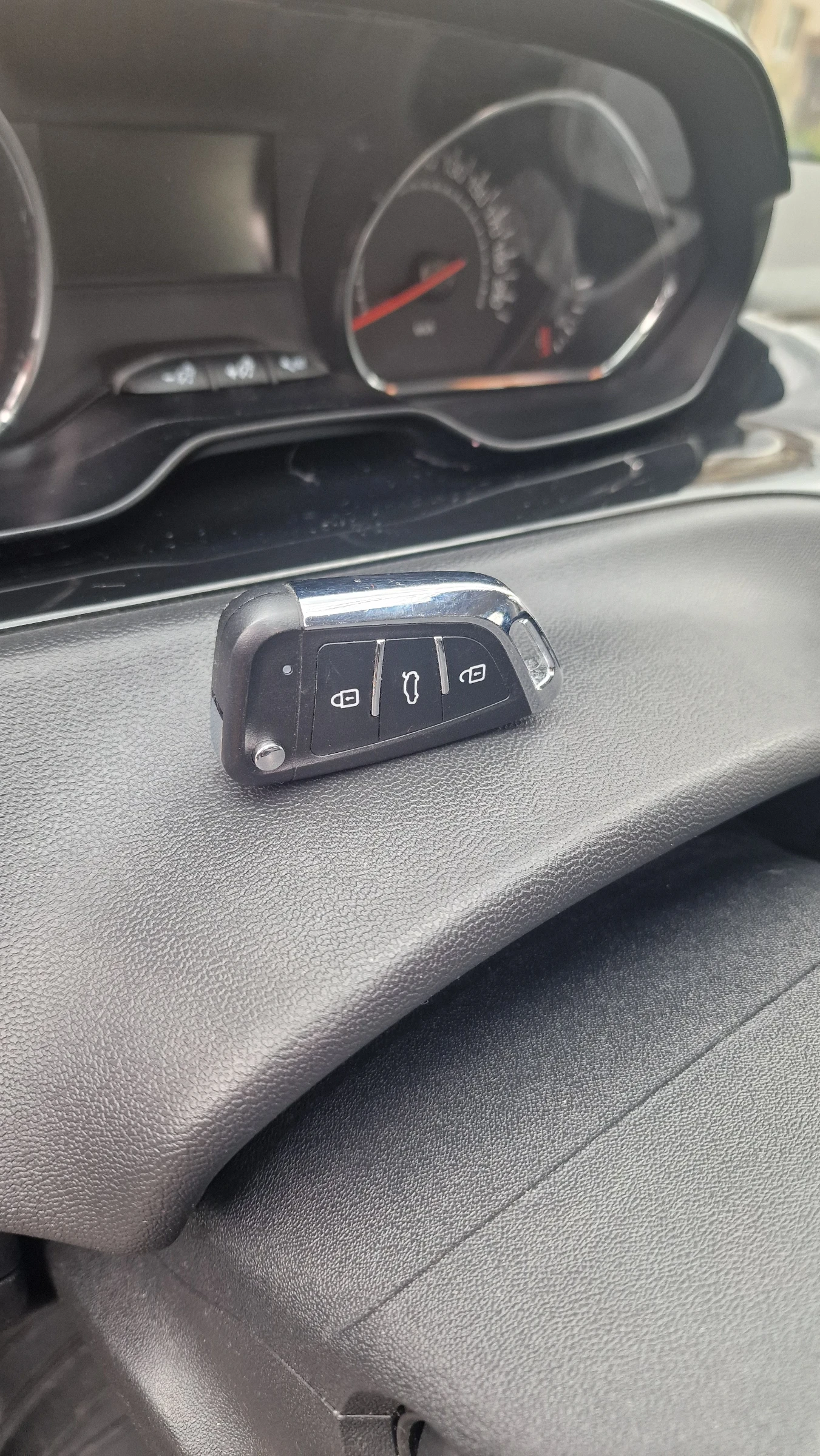 Peugeot 208, снимка 8 - Автомобили и джипове - 54431864