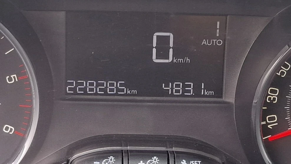 Peugeot 208, снимка 11 - Автомобили и джипове - 54431864