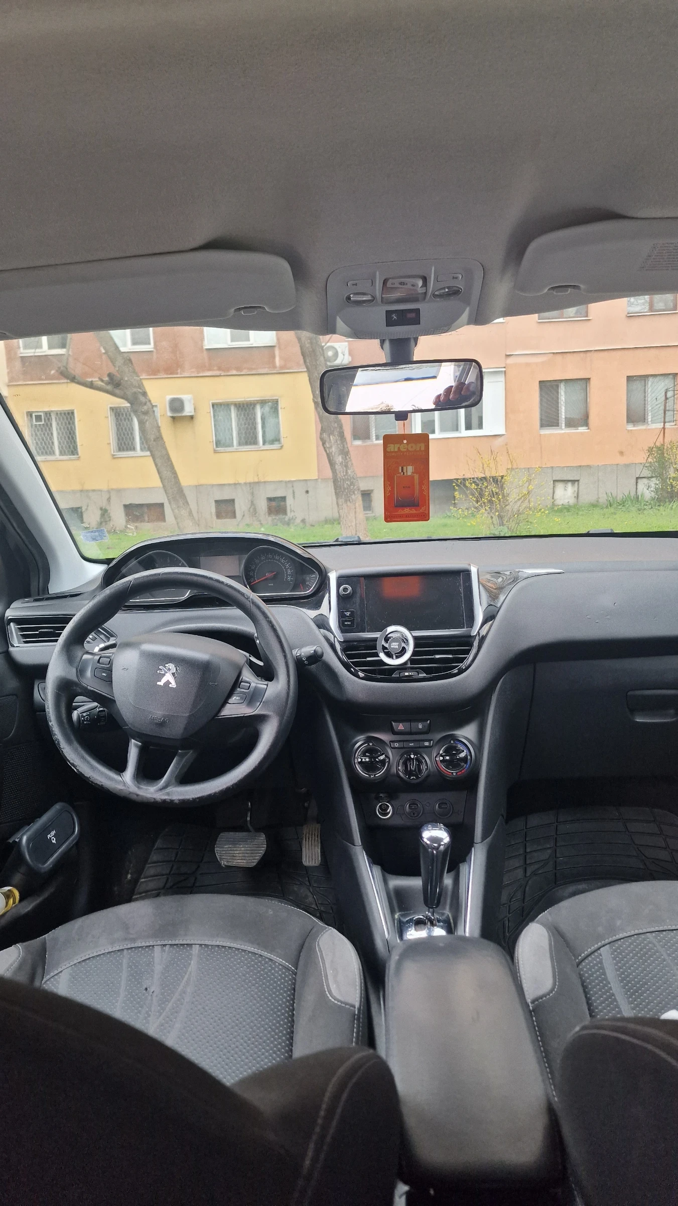 Peugeot 208, снимка 6 - Автомобили и джипове - 54431864