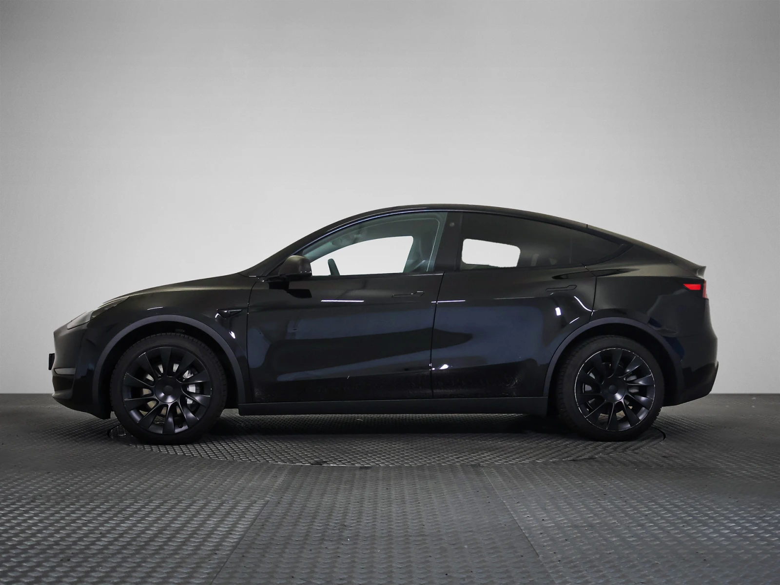 Tesla Model Y Long Range Dual Motor  46650 KM, снимка 2 - Автомобили и джипове - 55630602