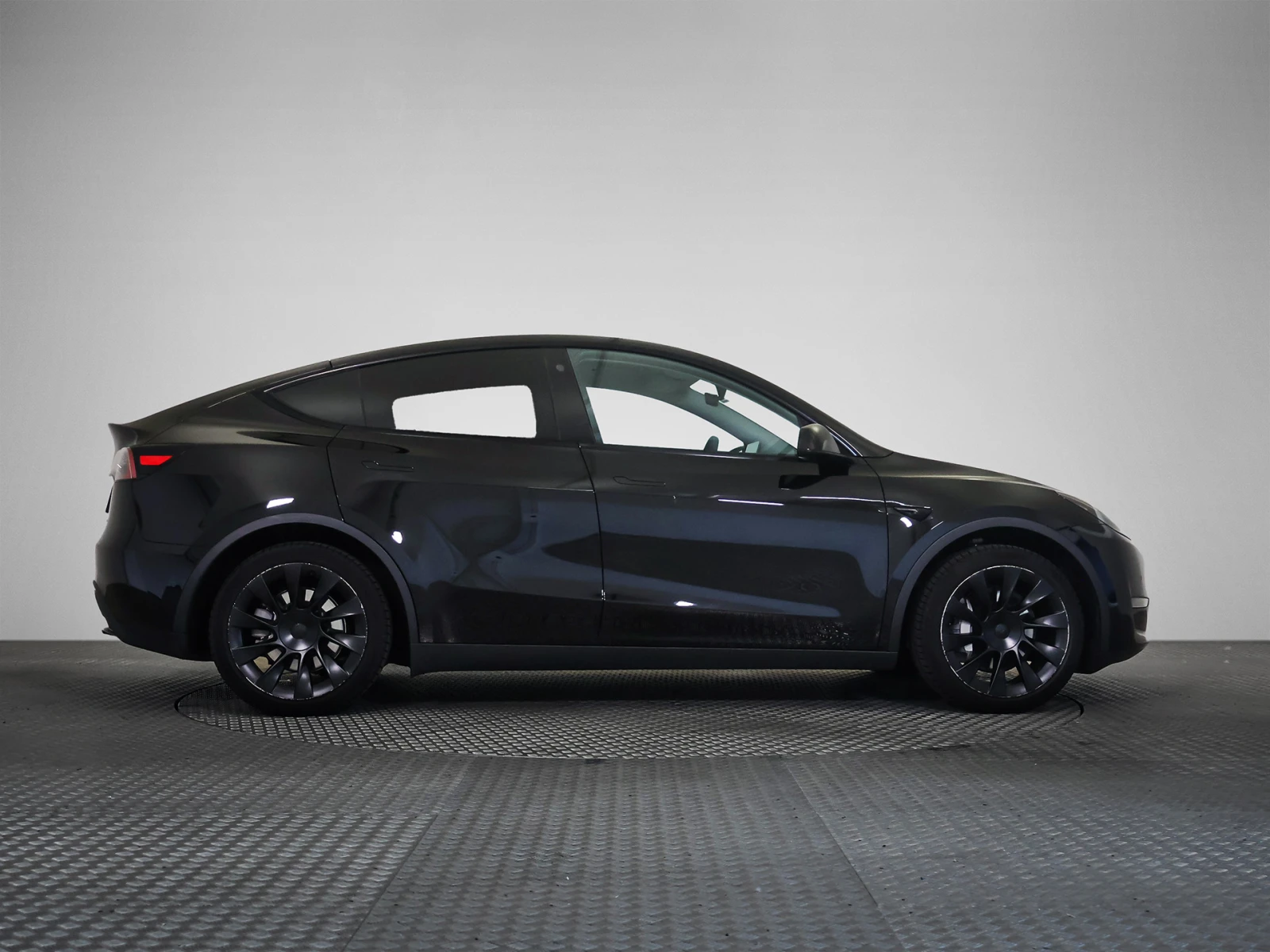 Tesla Model Y Long Range Dual Motor  46650 KM, снимка 3 - Автомобили и джипове - 55630602