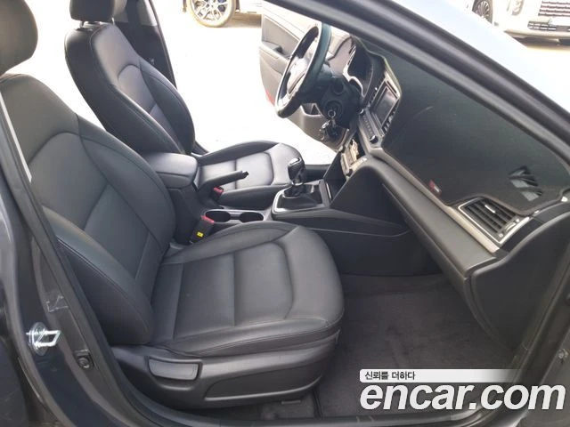 Hyundai Elantra, снимка 11 - Автомобили и джипове - 56082420