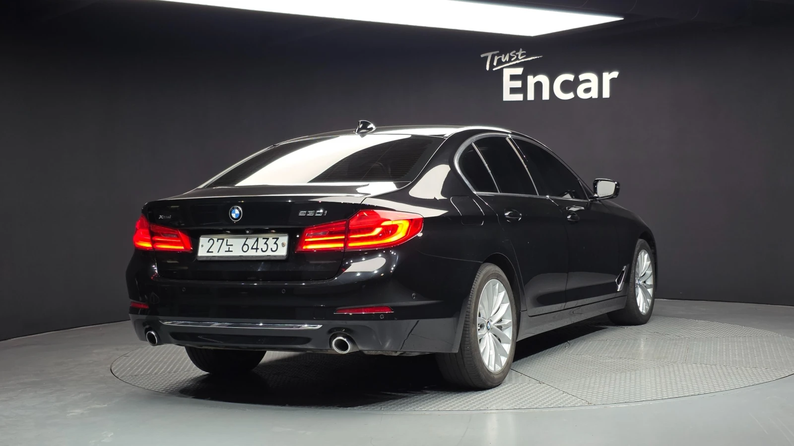BMW 530 i xDrive Luxury Plus | HUD | Ventilated Seats, снимка 2 - Автомобили и джипове - 54916836